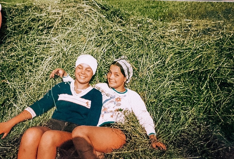 Катя и Юля трудились на огороде ​Фото: «Инстаграм» 
