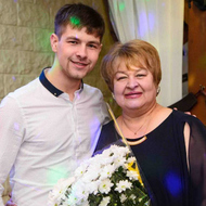 «Спасибо за жизнь»: как звезды поздравили своих мам 