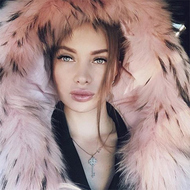  Евгения Феофилактова устроила жаркую фотосессию в домашнем бассейне