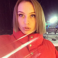 Лена Баранова сняла нарощенные волосы и перекрасилась