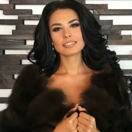 Ира Пинчук пьёт в одиночестве