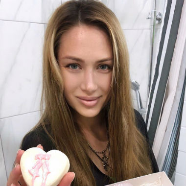 Алёна Ашмарина впервые показала лицо грудной дочери