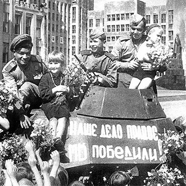 «Спасибо вам, великие предки!»: звёзды благодарят ветеранов за Победу