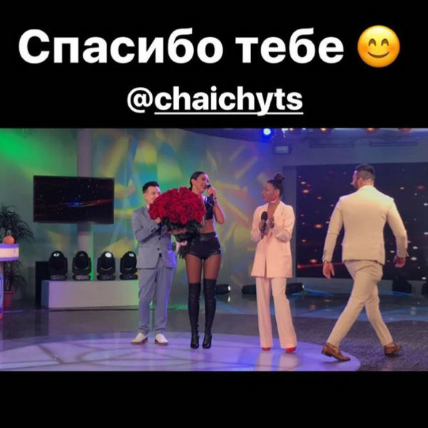 Участник «ДОМа-2» продолжает дарить ведущей роскошные букеты цветов.