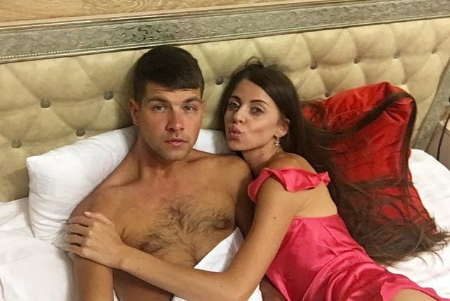 Участница телестройки осуждает беременную девушку.