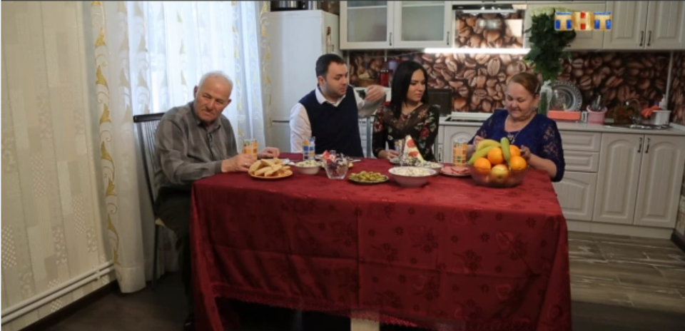 Катя Зиновьева, Саша Гобозов и его родители Фото: Кадр программы