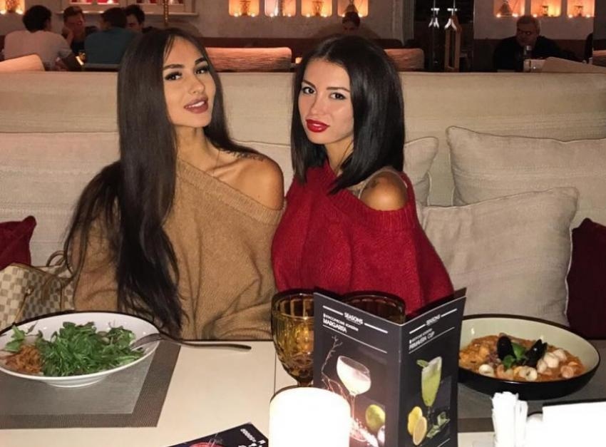 Девушки перестали общаться.