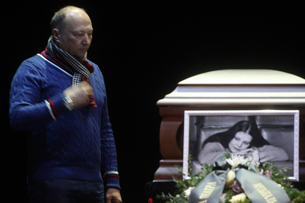 Поклонники попрощались с легендарной певицей, которой не стало 25 января. 