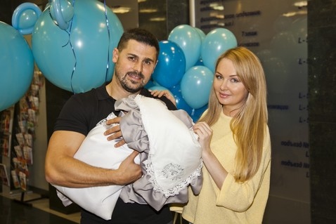 Сергей и Дарья Пынзарь с новорожденным сыном Давидом Фото: «Инстаграм»