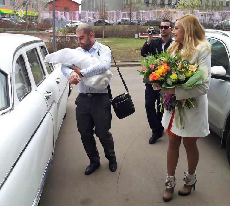 Главы семейств превратили выписку новорожденных наследников в шоу.