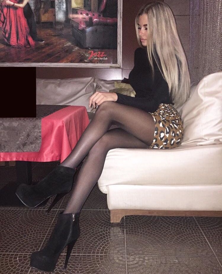 Лена Хромина предпочитает надевать весьма вызывающей длины юбки Фото: «Инстаграм»