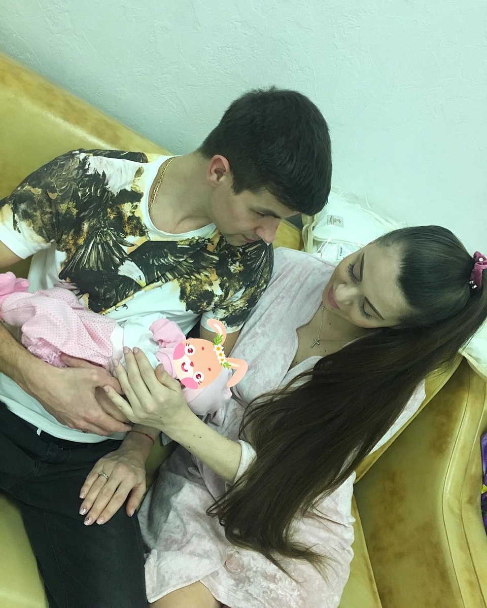 Родители дочери получили свидетельство о ее рождении Фото: «Инстаграм»