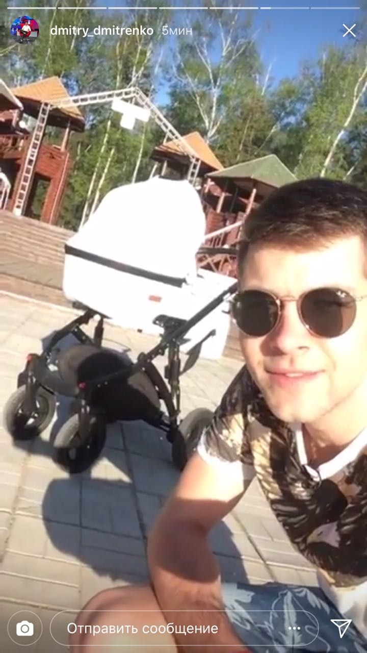 Молодой отец пришел с ребенком на площадку.