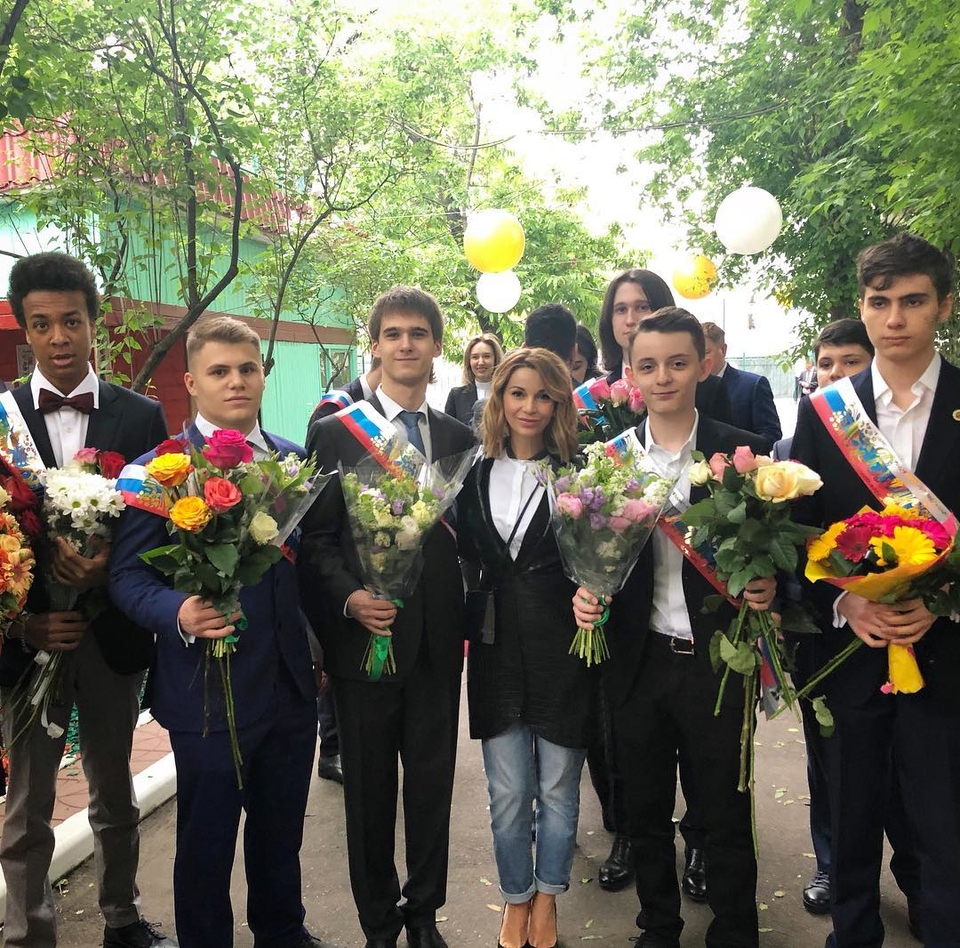 Ольга Орлова с сыном Артемом (справа) и его одноклассниками Фото: «Инстаграм»
