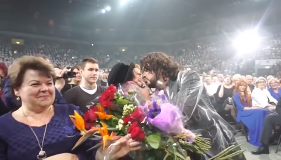 Филипп горячо отблагодарил Аллу Тимофеевну за танцы Фото: Кадр видео