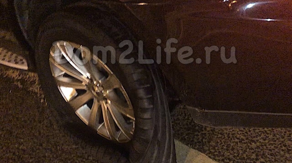 У автомобился случилась проблема с колесом Фото: Dom2Life.ru