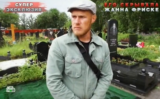 Петр признался, что не любит приезжать на могилу Жанны. Он считает, что ей это не нужно Фото: Кадр передачи