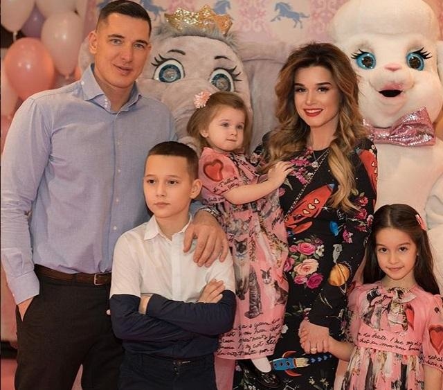 Супруги отметили кожаную свадьбу. 