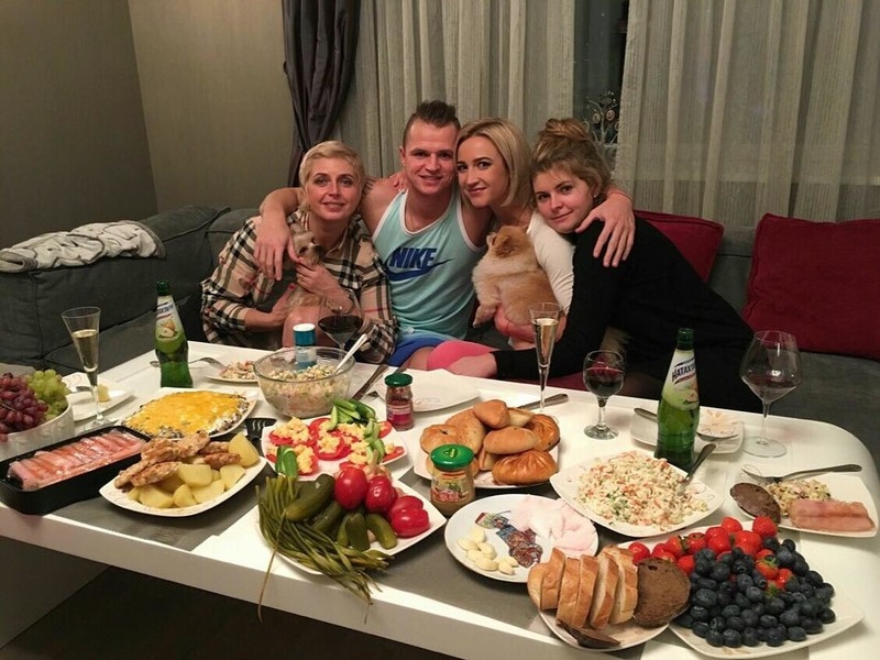 Когда-то за столом в гостиной собиралась вся семья Фото: Соцсети