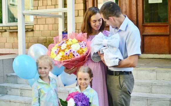 Маша Круглыхина с мужем, дочками и новорожденным сыном на пороге роддома Фото: «Инстаграм»