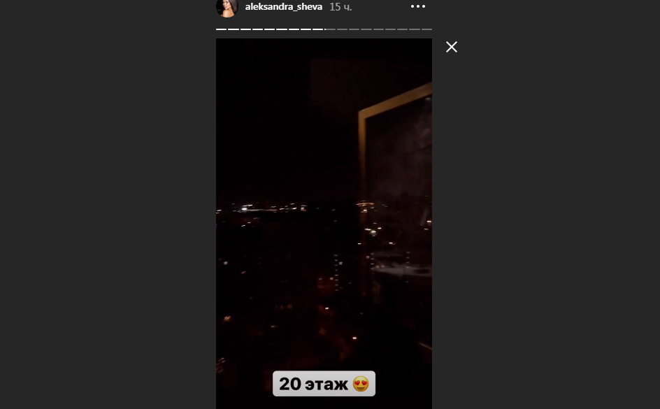 Экс-участница наслаждается видами столицы с двадцатого этажа. 