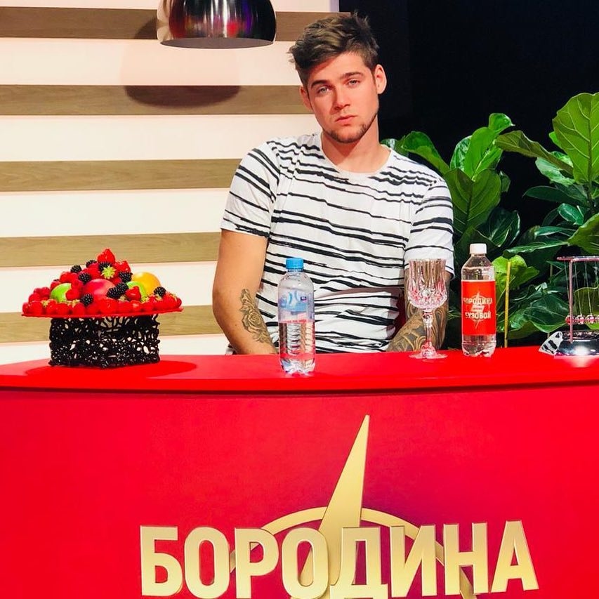 Юра встал на одно колено и предложил близняшке стать его девушкой Фото: «Инстаграм»