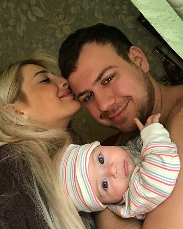 Сегодня звёзды реалити официально развелись.