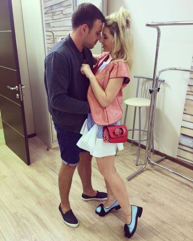 Сегодня звёзды реалити официально развелись.