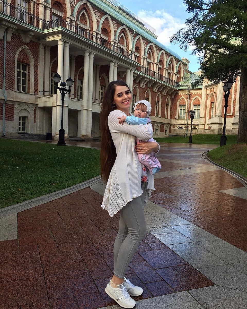 Сегодня у девочки день рождения. 