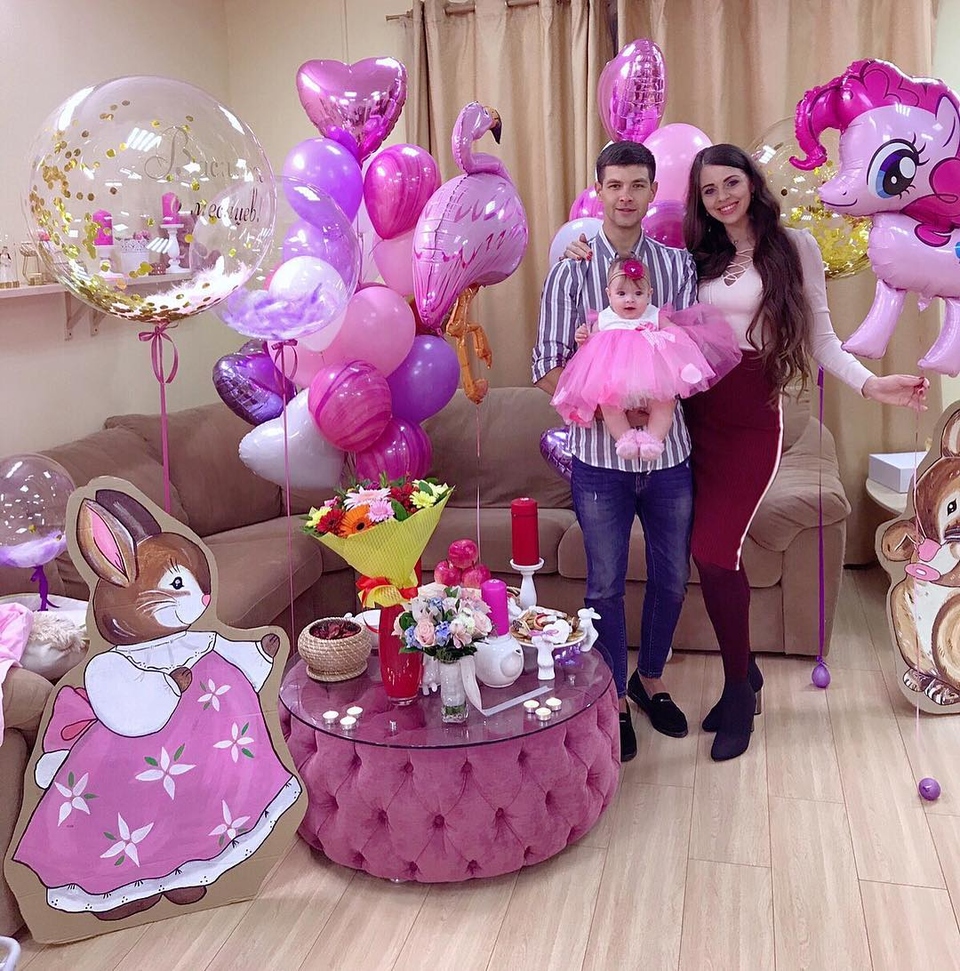 Сегодня у девочки день рождения. 