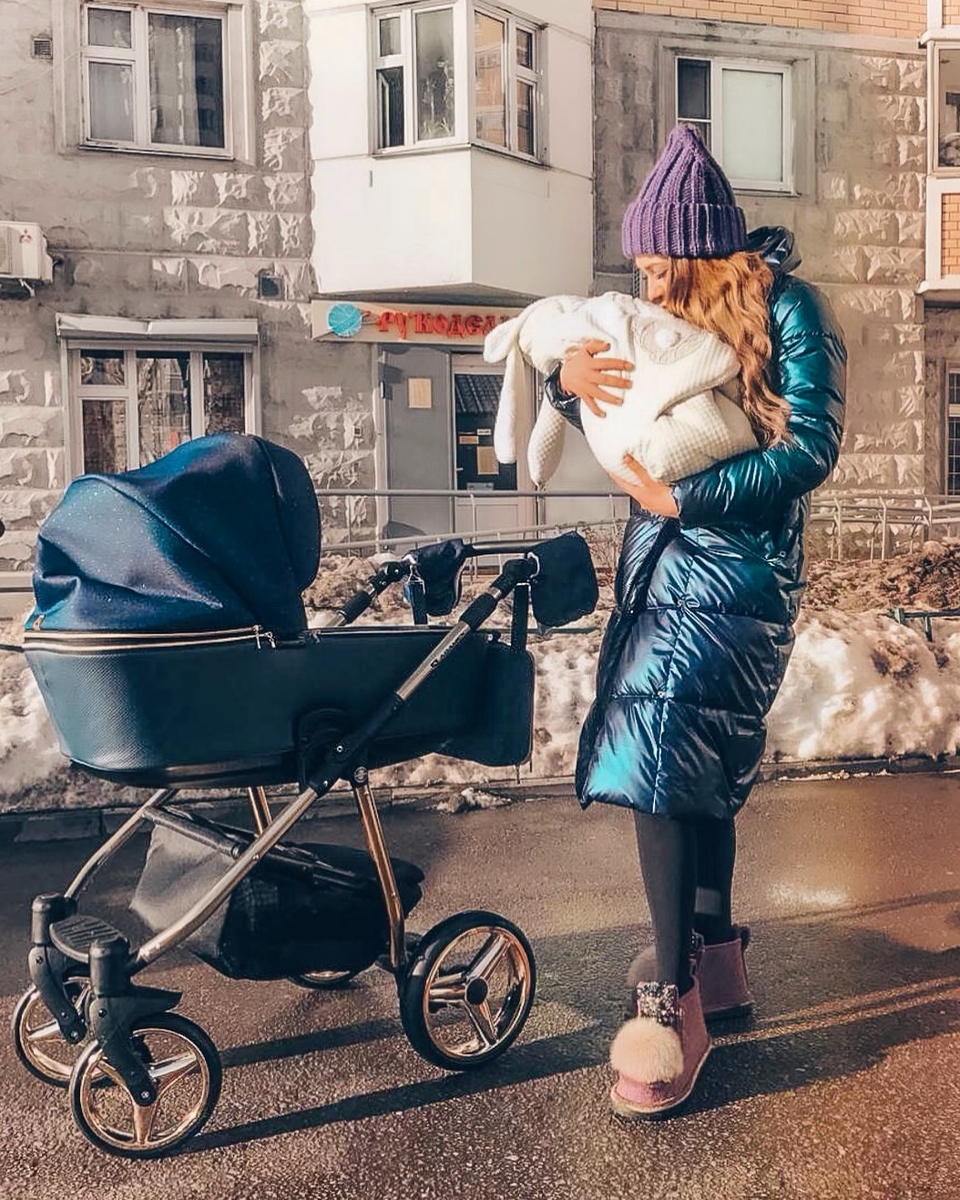Алёна поделилась кадрами первой прогулки с сыном ​Фото: «Инстаграм»  
