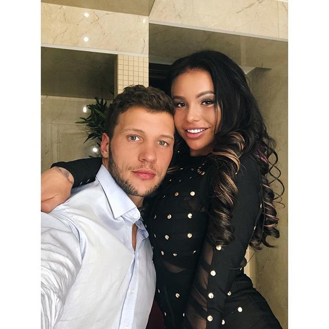 Брюнетка очень страдает.