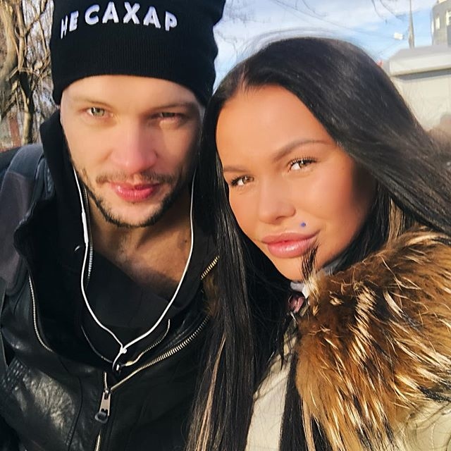 Брюнетка очень страдает.
