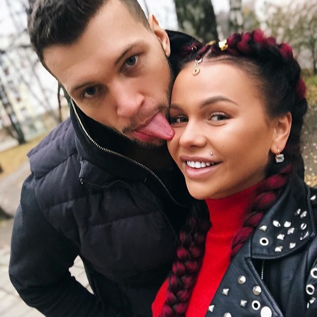 Брюнетка очень страдает.