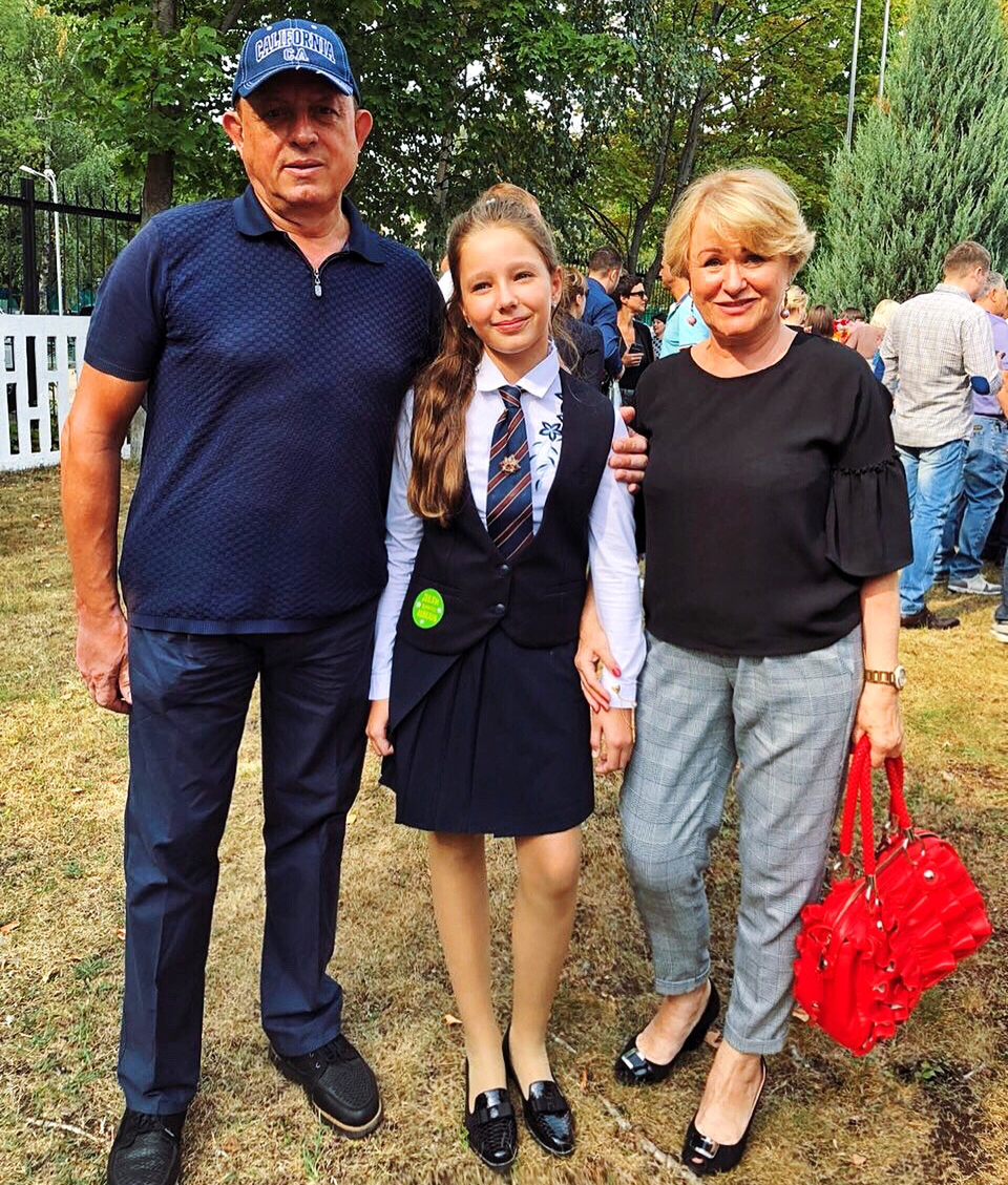 Родители певицы Виктор и Таисия Началовы с внучкой Верой, 1 сентября 2018 года Фото: «Инстаграм»