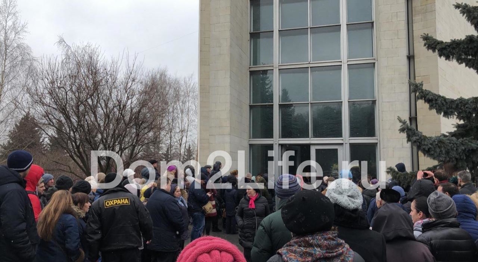 Толпа ожидает на выходе ​Фото: Архив Dom2Life.ru 