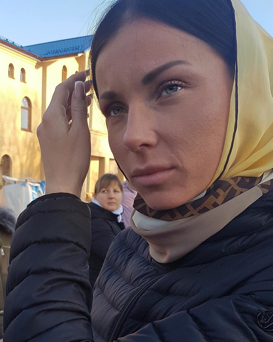 Алеся Клочко пытается приблизиться к вере. Правда ей жутко не нравится, что церковь берёт деньги за проведение таинств Фото: «Инстаграм» 