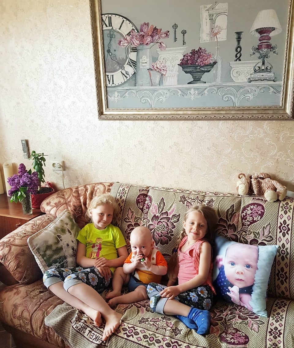 Дочка Марии Лиза (на фото крайняя справа) спасла от гибели брата, сестру и маму с бабушкой Фото: «Инстаграм»
