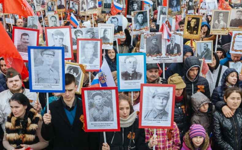 Участники шествия «Бессмертный полк» Фото: Кадр программы