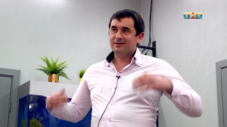 За проектом Андрей — успешный бизнесмен, щанимающийся застройками домов и реставрацией коттеджей в центре Москвы Фото: Кадр программы