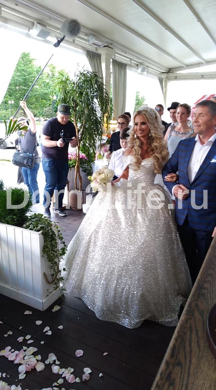 Кристина Ослина шла под руку с папой ​Фото: Ксения Гизатулина, Dom2Life.ru 