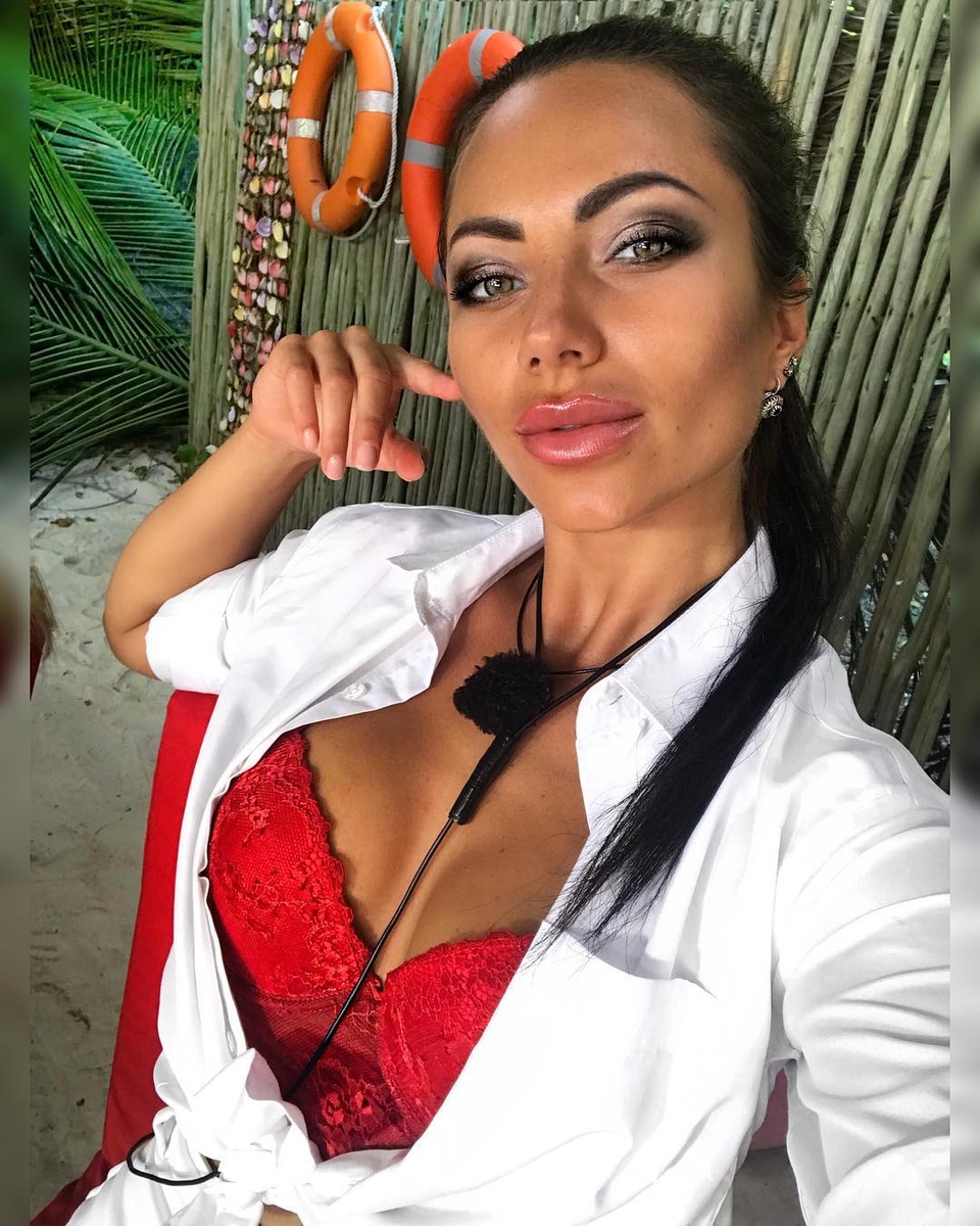 Dom2Life.ru собрал пикантные снимки девушки. 