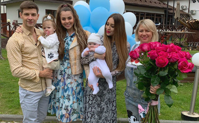 Дима Дмитренко, Оля, Алёна и Татьяна Владимировна Рапунцель с детьми Фото: «Инстаграм»