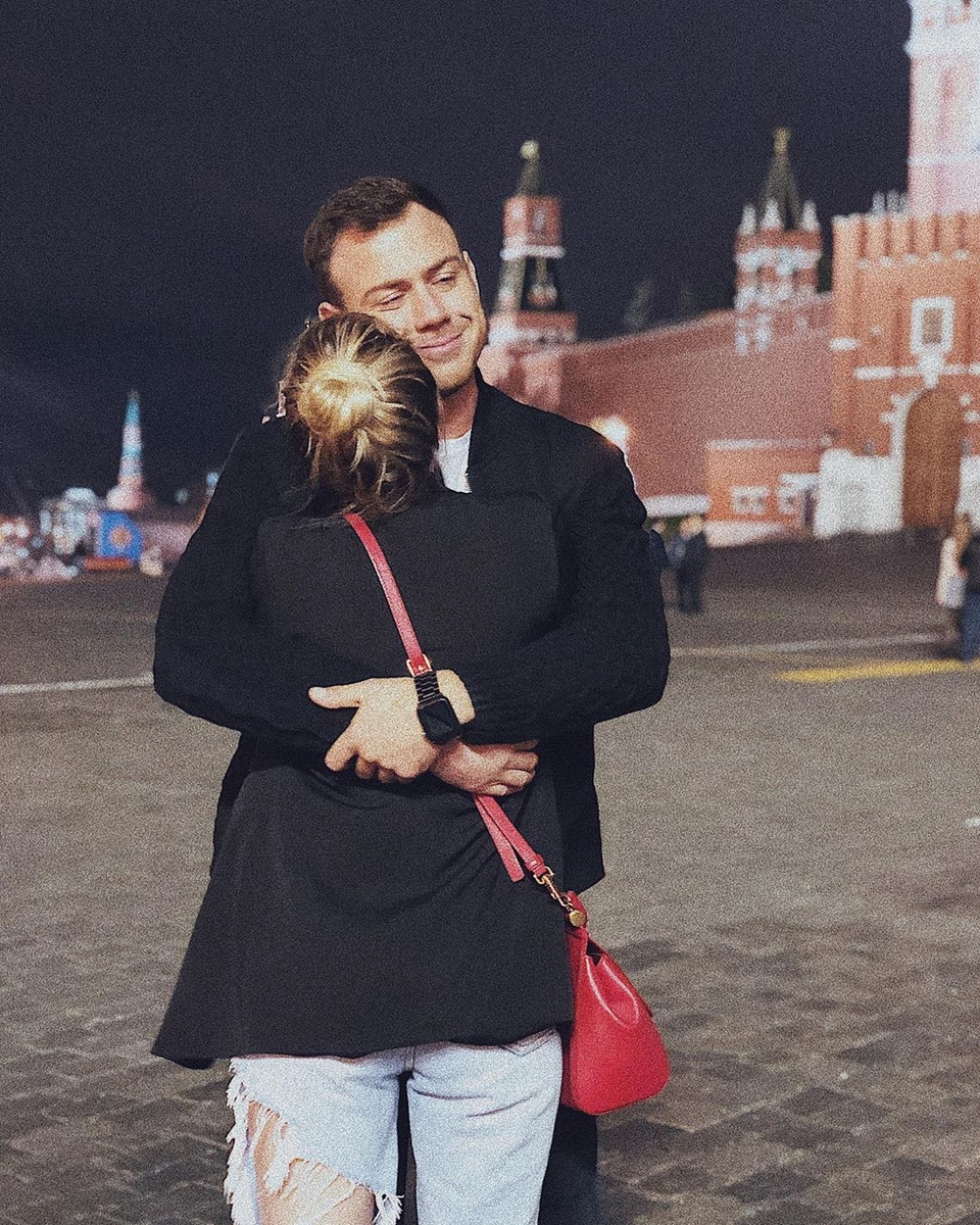 Валера выглядит очень счастливым рядом со своей спутницей Фото: «Инстаграм»