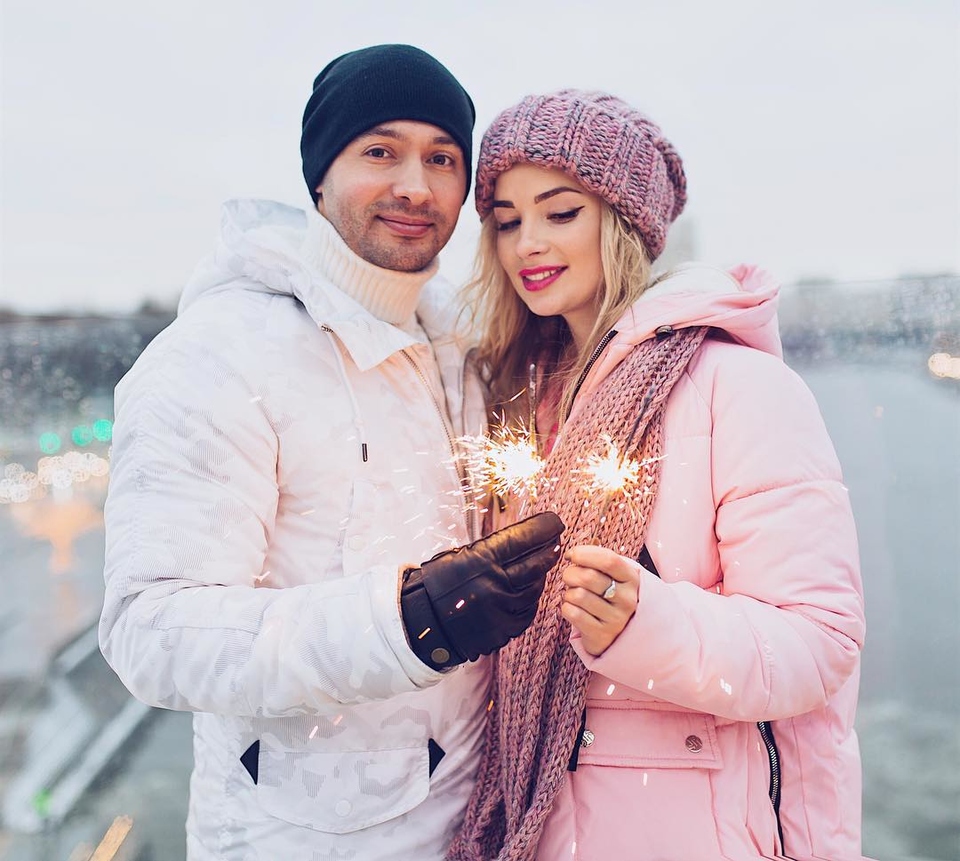 Сегодня девушка отмечает день рождения. 