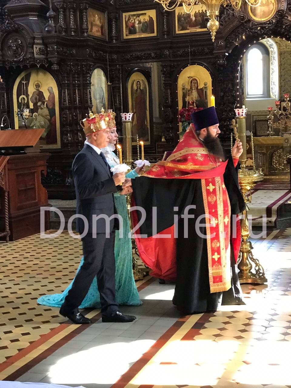 Супруги скрепили семейные узы в храме. 