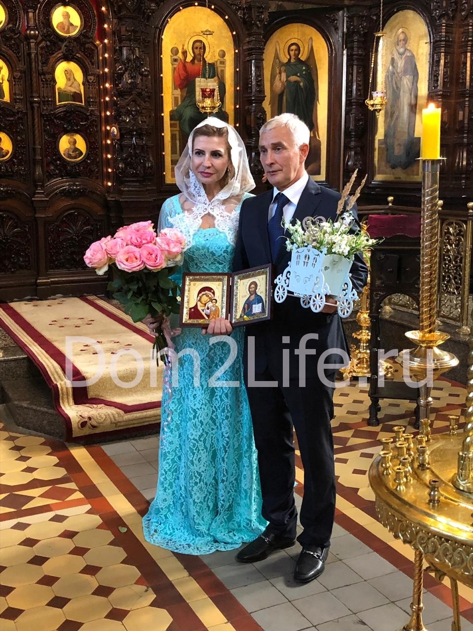 Супруги скрепили семейные узы в храме. 