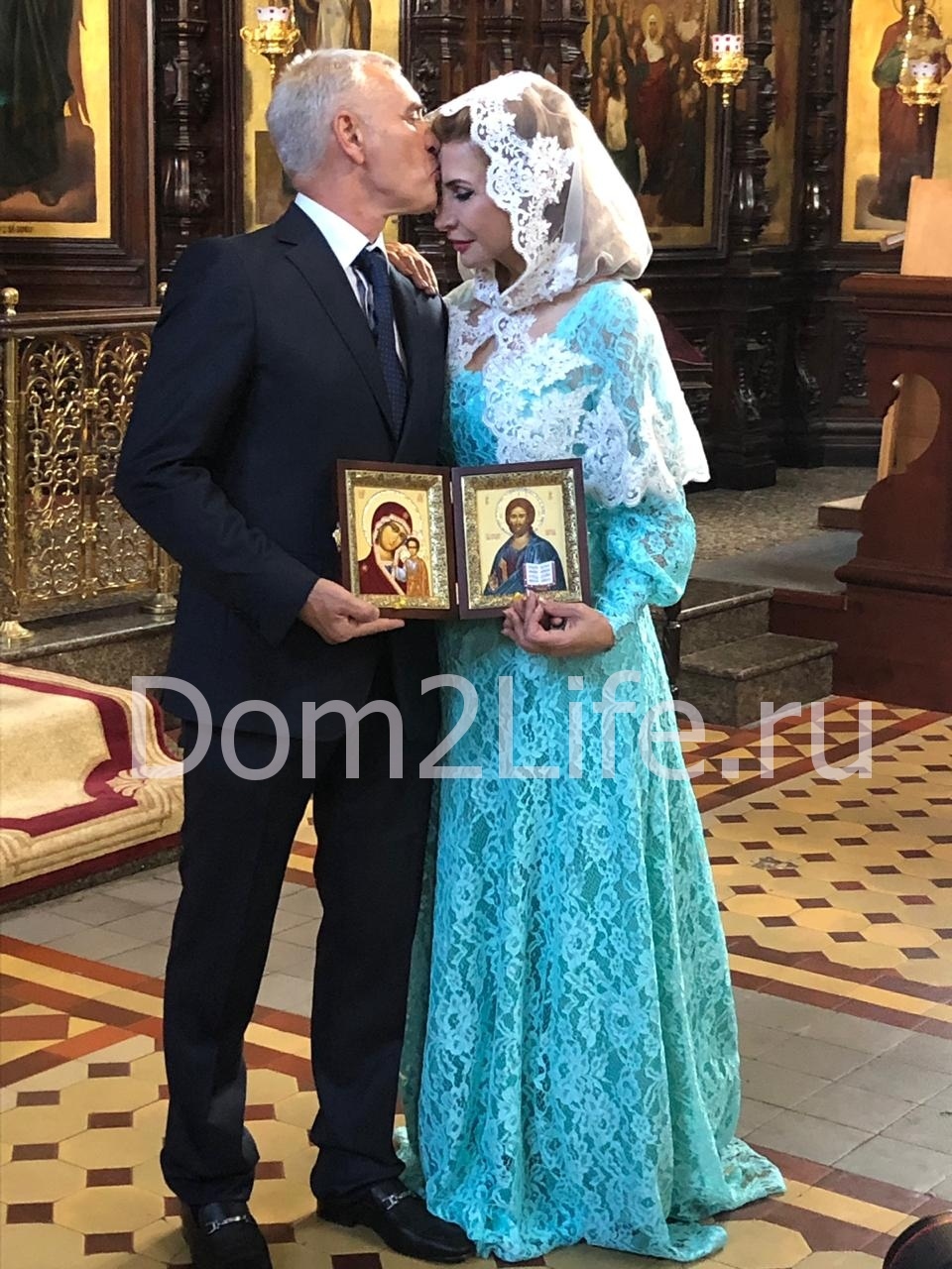 Супруги скрепили семейные узы в храме. 