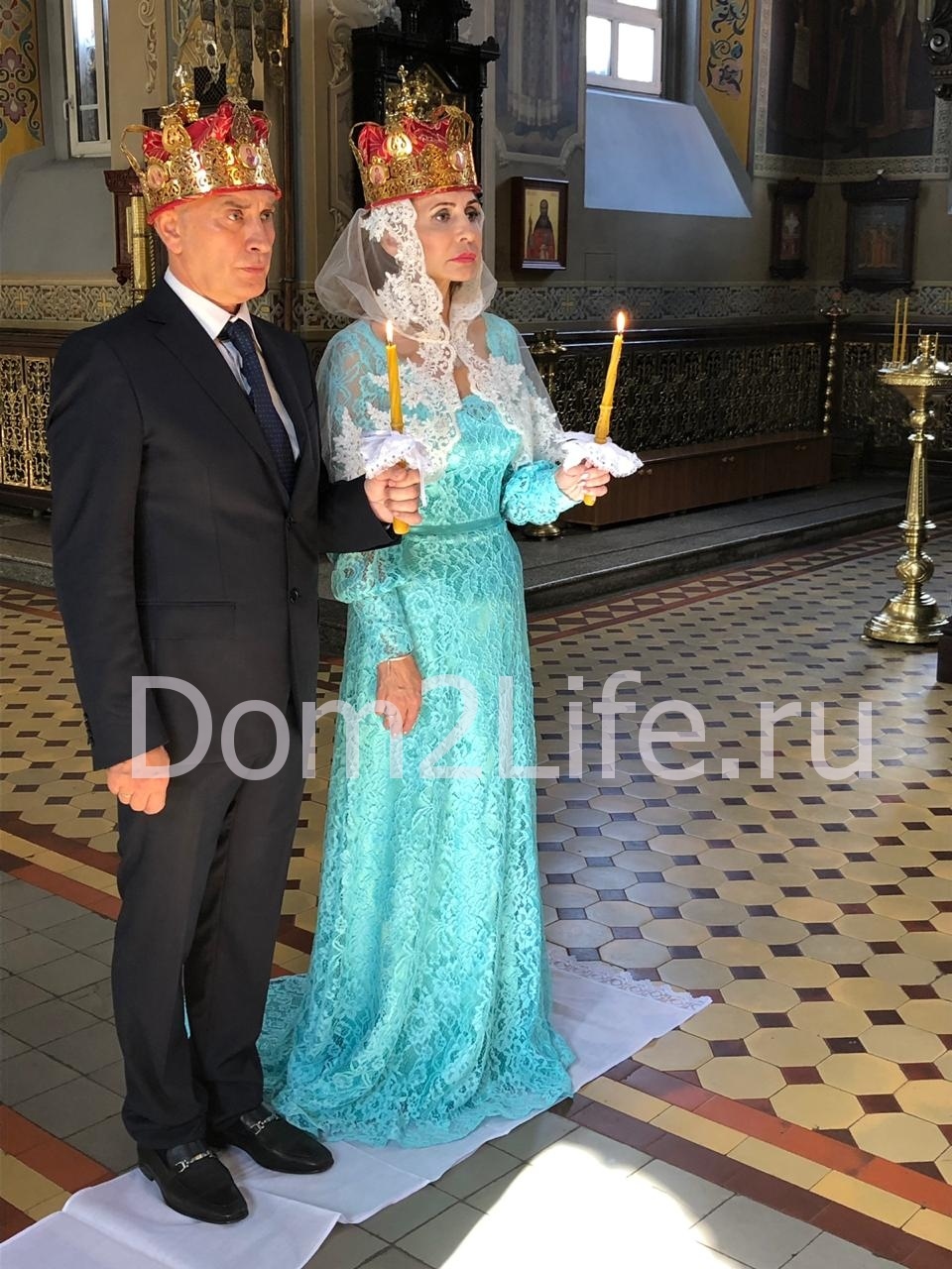 Супруги скрепили семейные узы в храме. 