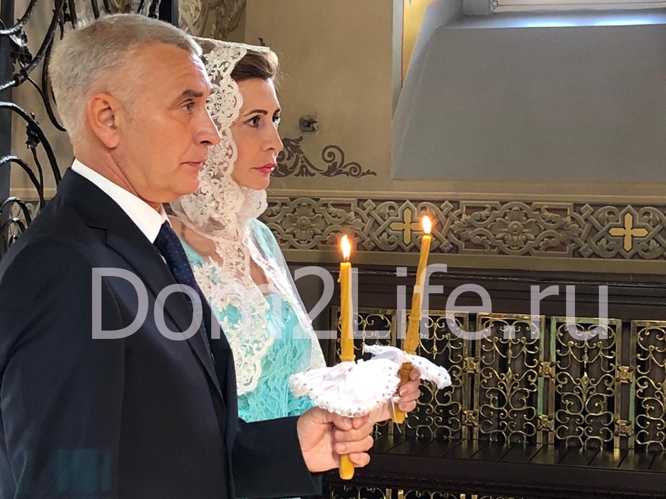 Супруги скрепили семейные узы в храме. 